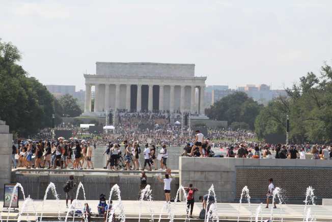 28日正值马丁路德金恩着名演说「我有一个梦想」的57周年纪念，数万民众聚集在林肯纪念堂纪念这位民权领袖。（记者张筠 / 摄影）