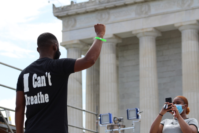 身穿「我不能呼吸」T恤的民众在林肯纪念堂前拍照，高举拳头纪念佛洛伊德死于暴力执法的案件。（记者张筠 / 摄影）