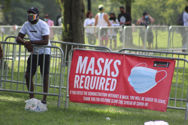 新冠疫情尚未结束，华府国家广场上随处可见戴口罩的提醒。（记者张筠 / 摄影）