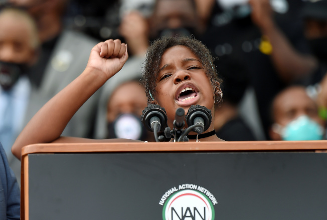 华府28日举行反警察暴力大游行，纪念民权领袖马丁路德金恩。金恩博士12岁的小孙女约兰达感性地向示威群众承诺她这个世代「将完成祖父的梦想」。(路透)