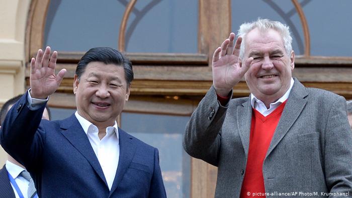 Tschechien Staatsbesuch Xi Jinping und Milos Zeman (picture-alliance/AP Photo/M. Krumphanzl)