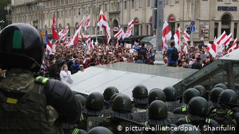 Weißrussland | Proteste in Minsk | Sicherheitskräfte (picture-alliance/dpa/V. Sharifulin)