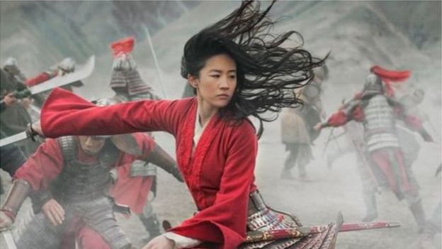 《花木兰》原定今年 3 月在全球上映，受疫情影响延期到九月开始在串流平台以及台湾等戏院上映。