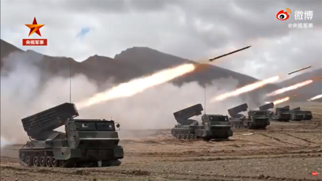 解放军发布西藏演习视频 多兵种火力对印施压