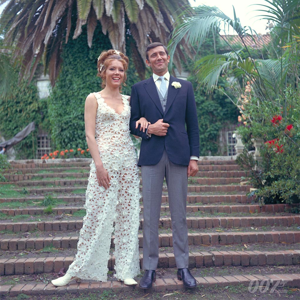 《女王密使》片场照，也是007电影中，唯一一次邦德身穿晨礼服和身着婚纱的太太合影