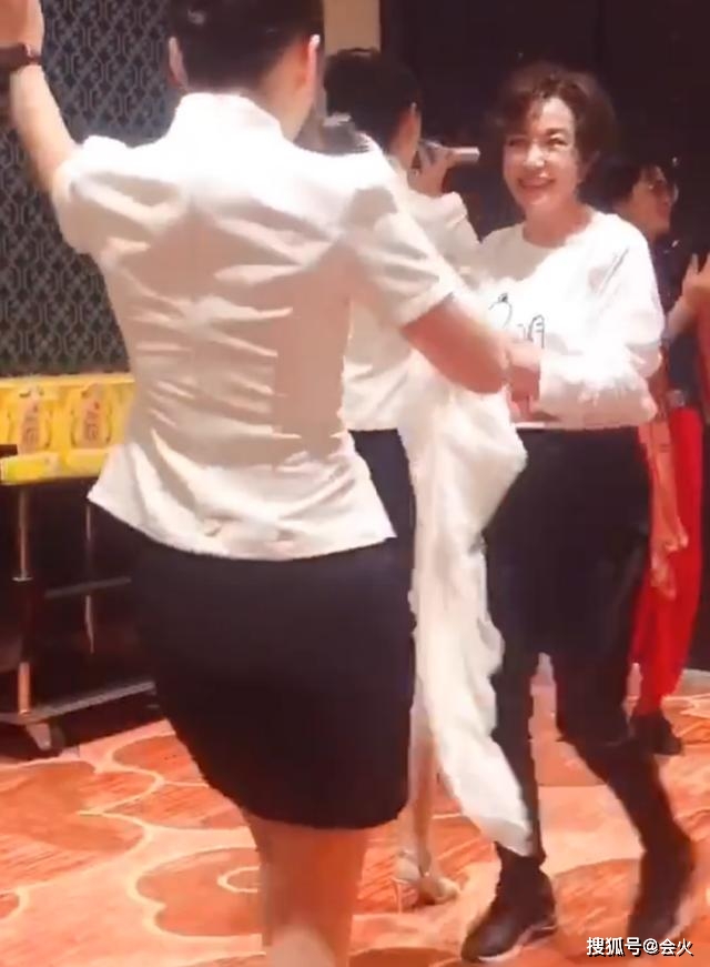 刘晓庆老年生活惬意 与服务员共舞身姿轻盈