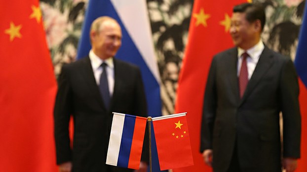 俄中两国领导人和国旗（美联社）