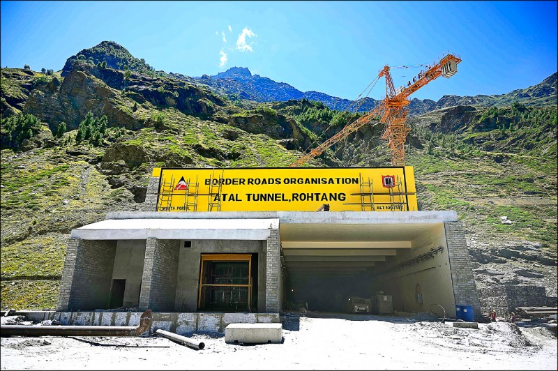 海拔3千公尺喜马偕尔邦建造的全新「阿塔罗唐隧道」，可望于9月底启用。（法新社）