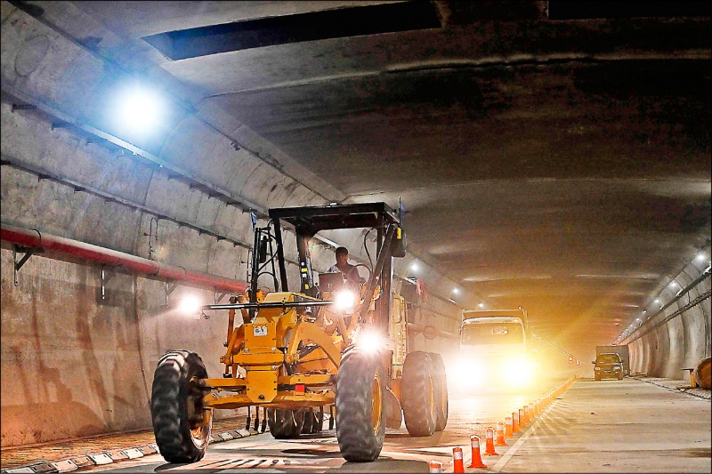 海拔3千公尺喜马偕尔邦建造的全新「阿塔罗唐隧道」正在进行最后收尾工作。（法新社）
