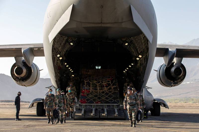 印度军方运输机载运物资及士兵前往拉达克地区。（路透）