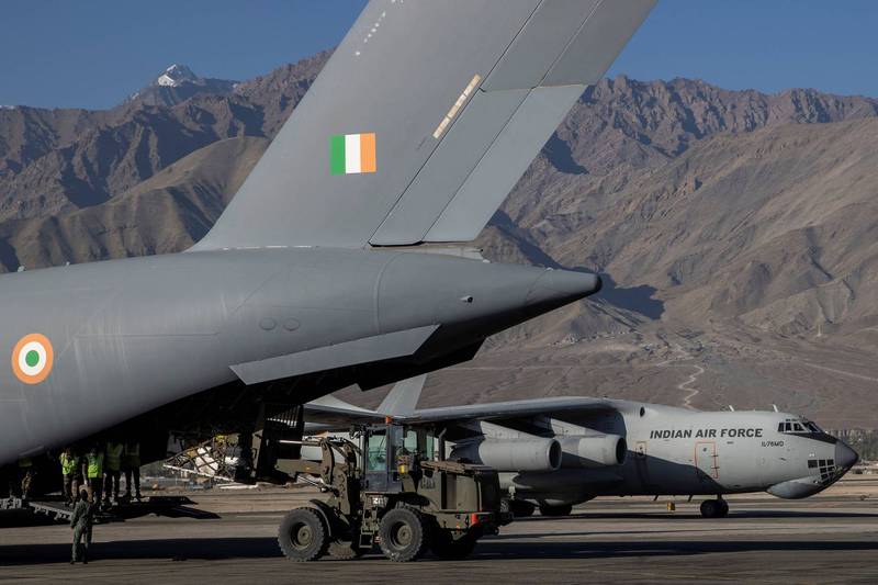 印度军方利用运输机向拉达克地区运补物资。（路透）
