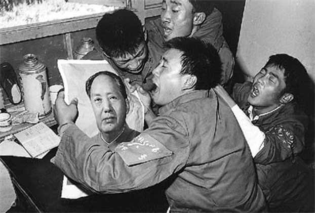 图片：青年们手捧毛泽东像。（网络资料）