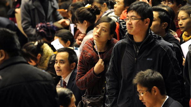 图为中国大学生在合肥的就业博览会求职。（AFP）