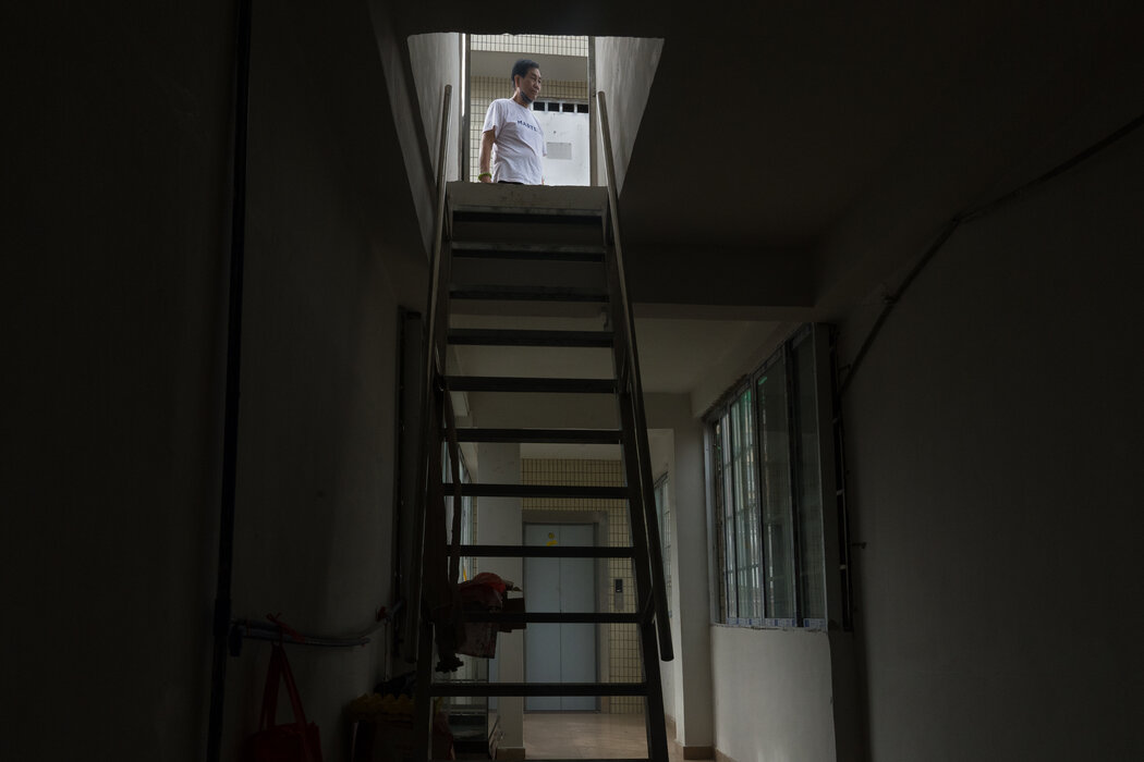 对老年人来说，在中国许多老楼里爬楼梯是种挑战。