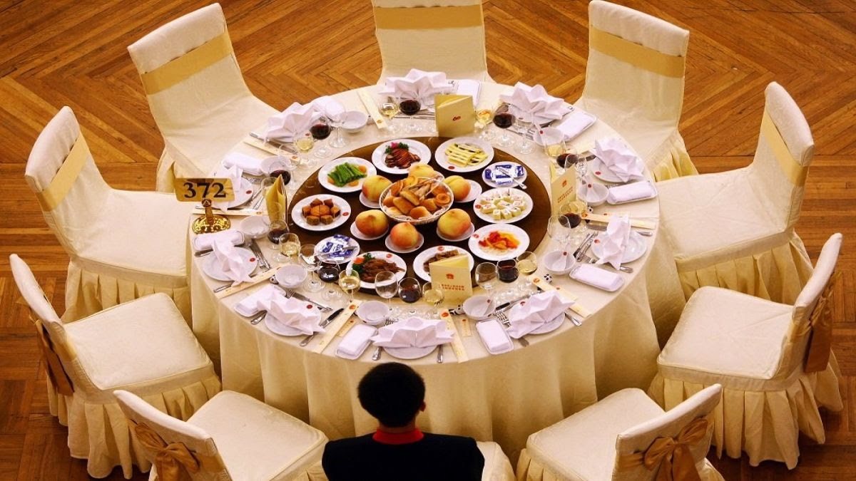 武汉市则推出了10人用餐只点9人份的制度。(法新社资料图片)
