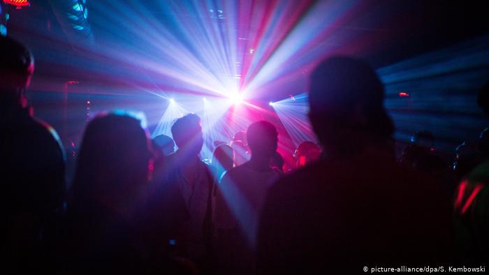 Berlin Menschen feiern in einem Club (picture-alliance/dpa/S. Kembowski)