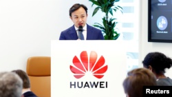 资料照片:华为驻欧代表刘康在布鲁塞尔举行的记者会上讲话。(2019年5月21日)