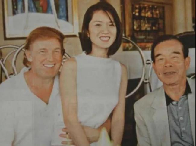川普26年前怀抱华人女子照片曝光，故事漫长