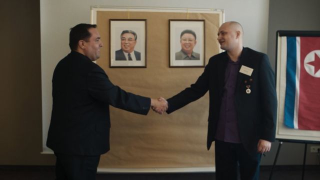 朝鲜友协创办人及会长亚历杭德罗·卡奥·德贝诺斯（左）与拉尔森在德国出席活动时握手