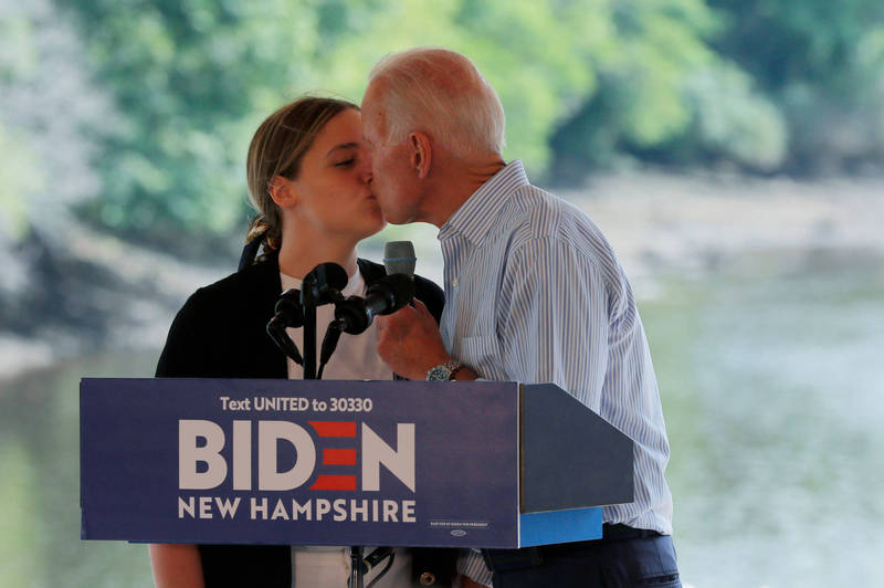 拜登（右）在競選活動中，公開親吻孫女的畫面被挖出，引發網友怒轟。（路透檔案照）