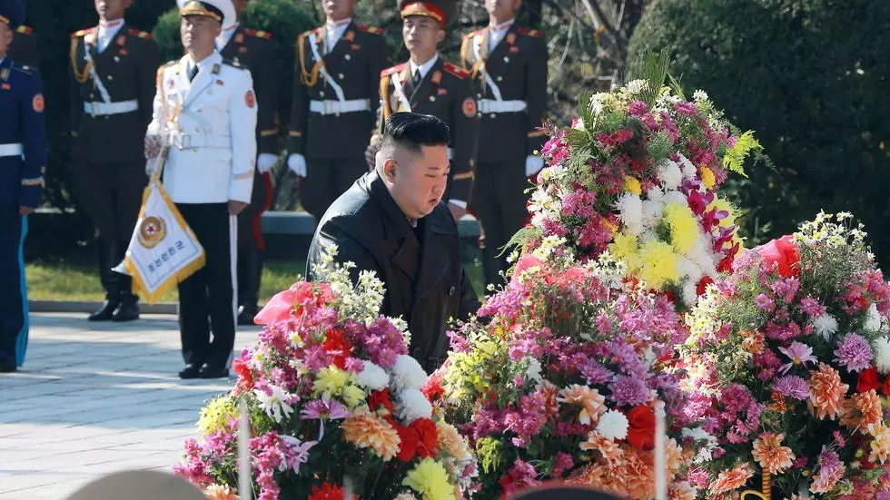 朝鲜领导人金正恩向中国人民志愿军陵墓献花