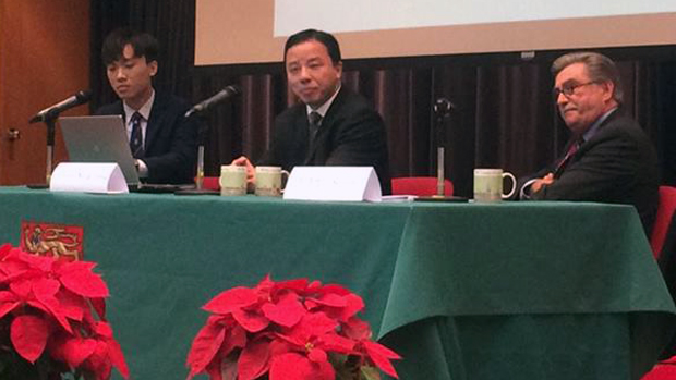 美籍华裔科学家张翔(中)于2018年接替马斐森出任港大校长时，已引起港大 “赤化”争议。（图/《学苑》社交网站）