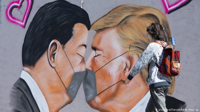 Deutschland Covid-19 Graffiti Trump und Xi in Berlin (picture-alliance/AA/A. Hosbas)