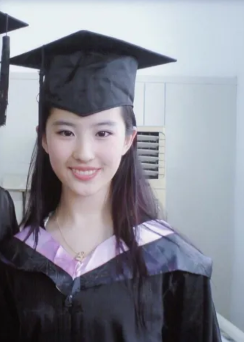 赵薇刘亦菲的毕业照 看到李易峰：这是要脱粉？
