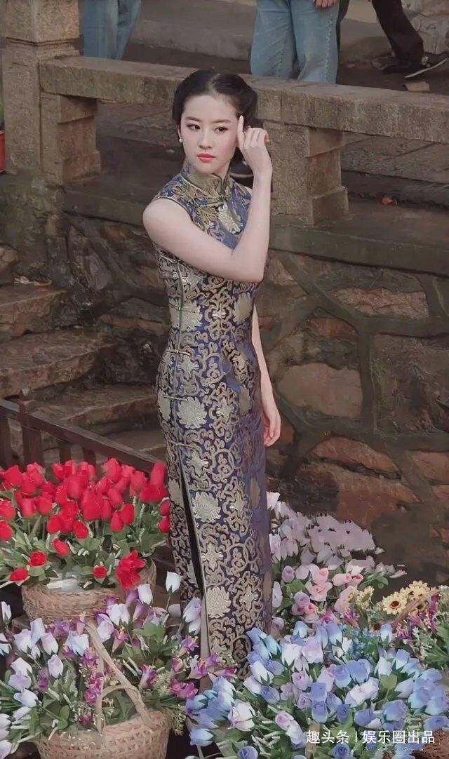 刘亦菲穿旗袍在河边拍照 尽显贵妇高贵气质