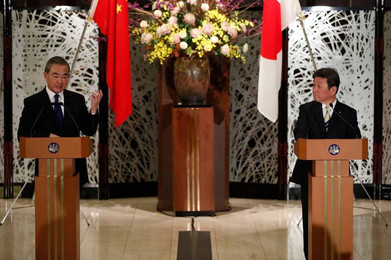 日本外相茂木敏充（右）今天傍晚與來訪的中國外交部長王毅（左）進行會談，兩人在釣魚台問題上激烈交鋒。 （法新社）