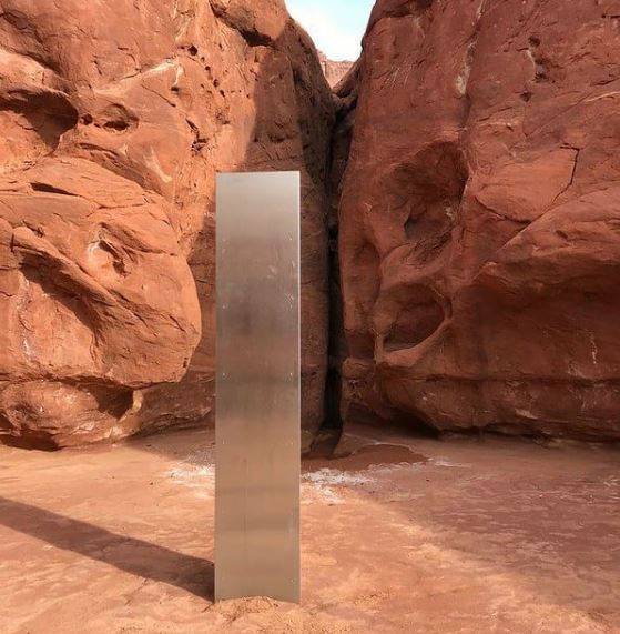 美國猶他州沙漠地帶近日突然出現一根神祕的金屬柱狀體。（擷取自猶他州公共安全部IG）