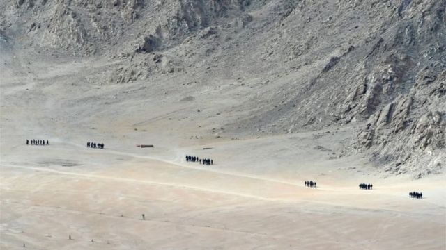 印度士兵在印控克什米尔拉达克地区列城县附近一处陡峭山边巡逻（25/6/2020）