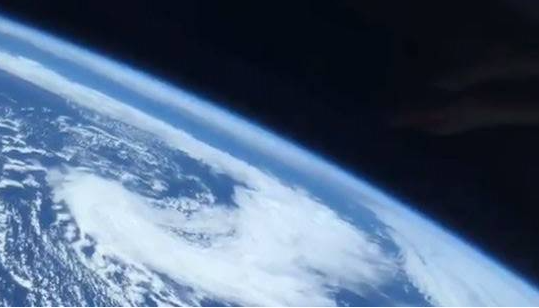 眺望窗外的地球！飞龙号太空人推特释出绝美影片