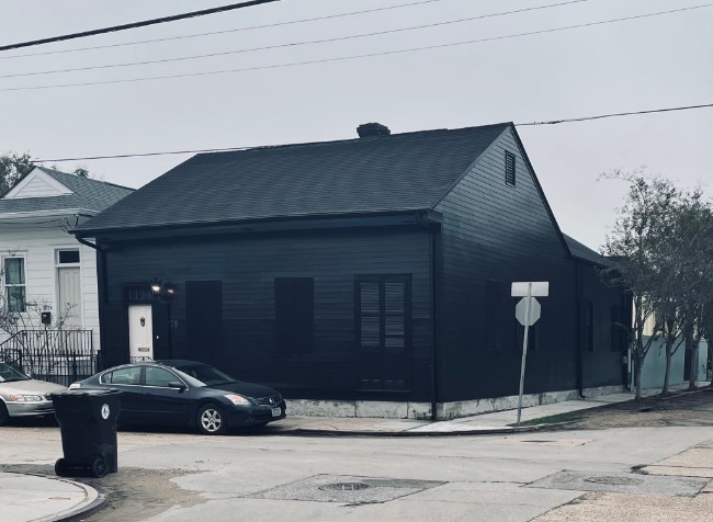 美国一女子将房子全部粉刷成黑色以纪念2020年