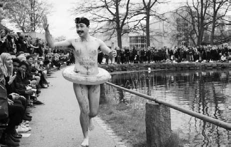 丹麦的“裸跑节” 男女奔放解放自我