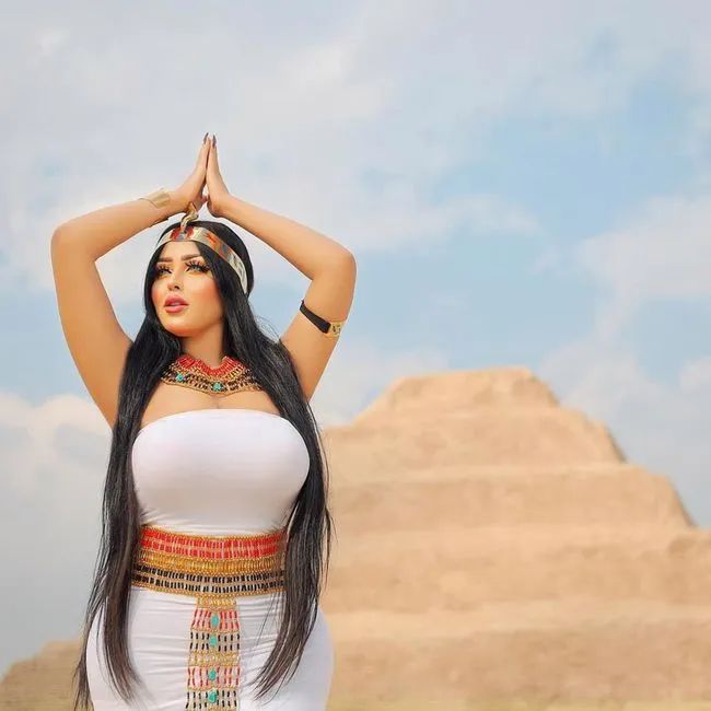 网红在埃及金字塔拍性感照 摄影师被捕