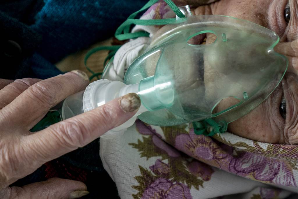 一名戴著氧气口罩的乌克兰高龄新冠患者。