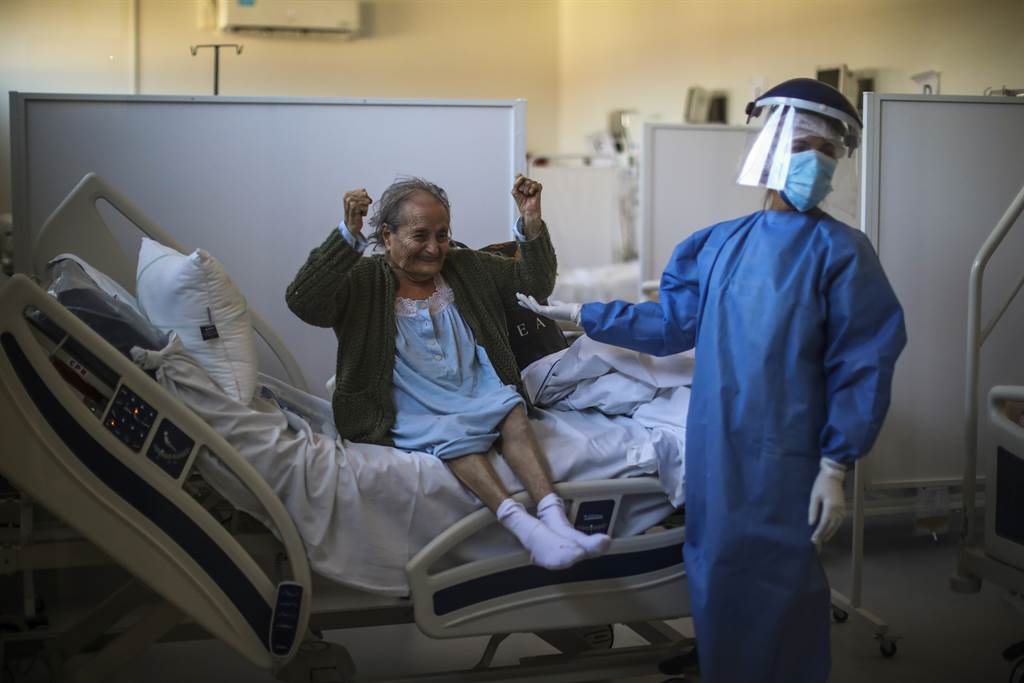 一名阿根廷的84岁高龄妇女，在院方通知可以出院后，脸上显出高兴神情。
