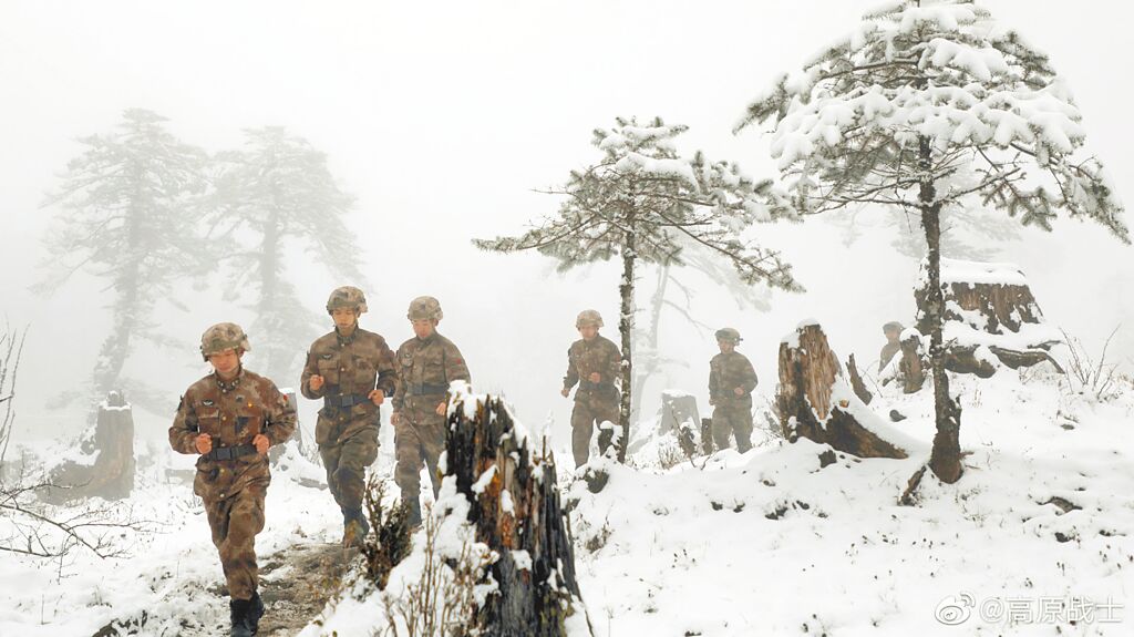 解放军西藏军区士兵冬季行军。（取自西藏军区官方微博＠高原战士）