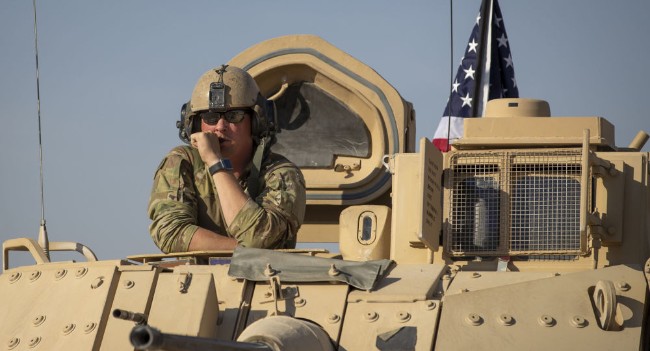 媒体：美国车队载着军事装备进入叙利亚东北地区