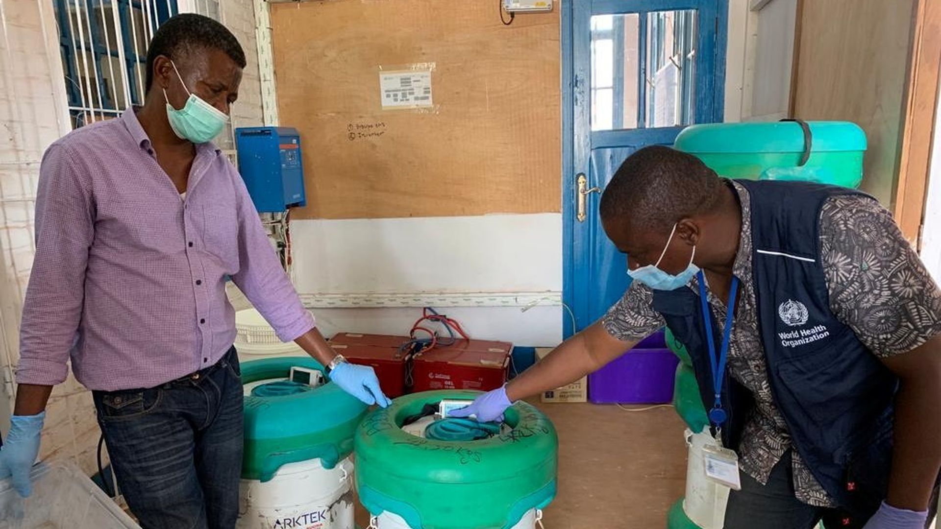 刚果怪病：图为7月，世界卫生组织职员在刚果民主共和国检查存放埃博拉疫苗的容器。（Reuters）