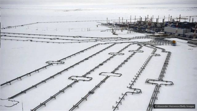 西伯利亚西部冰雪原野上的石油和天然气开采设施。波瓦伦科沃天然气田离一个环形坑洞只有26英里。 (