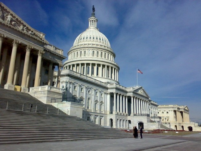 美国众院投票批准将刺激支票提高至2000美元