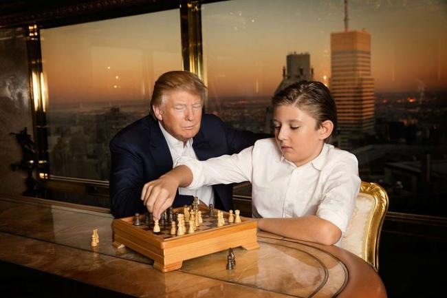 川普和小儿子正下国际象棋　1月6日是否有大举动