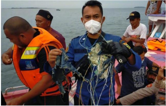 印尼一架载62人波音客机坠毁