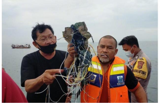 印尼一架载62人波音客机坠毁