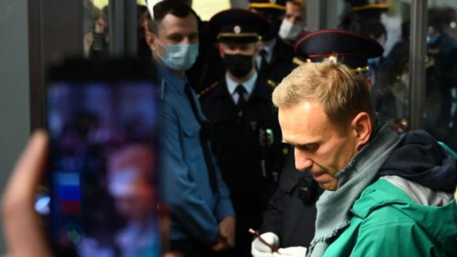 俄罗斯反对派纳瓦尔尼冒险回国 在机场被抓