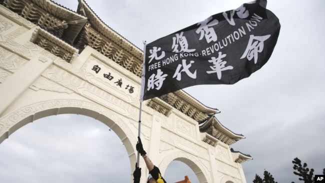 五名逃离香港的民主抗争者抵达美国寻求庇护