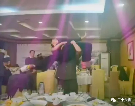62岁杨丽萍现身饭局 当场和徒弟跳舞再惹争议