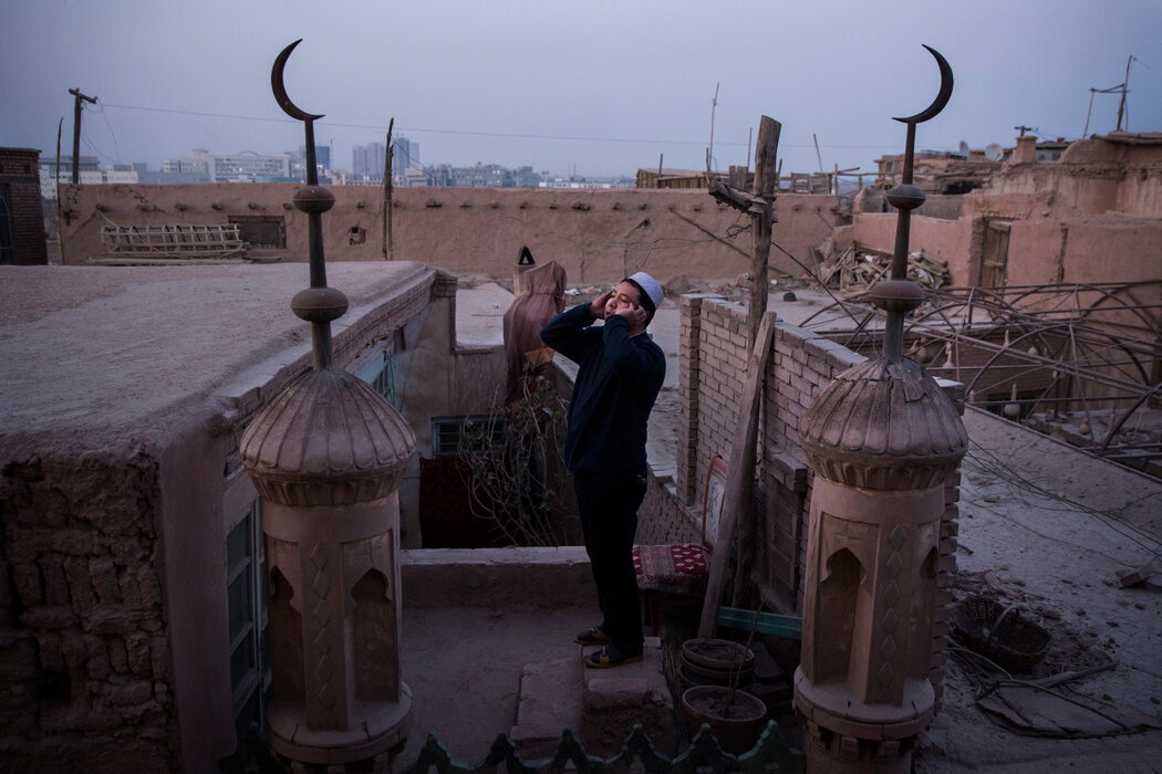 2015年，一名维吾尔宣礼员在喀什一处清真寺屋顶上召唤晚祷。